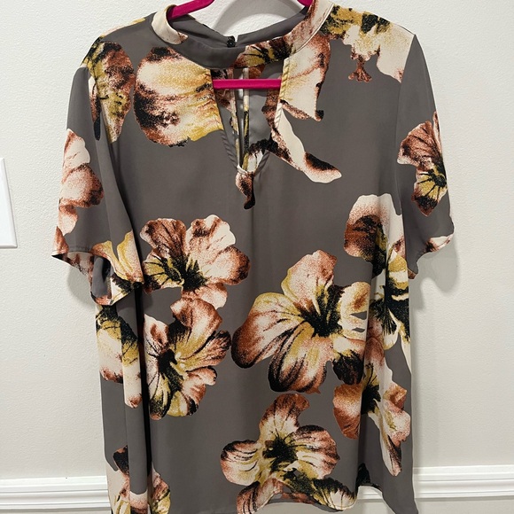 Janette Plus Cream and Tan Graphic Blouse Short Sleeve Relaxed - Picture 1 of 3